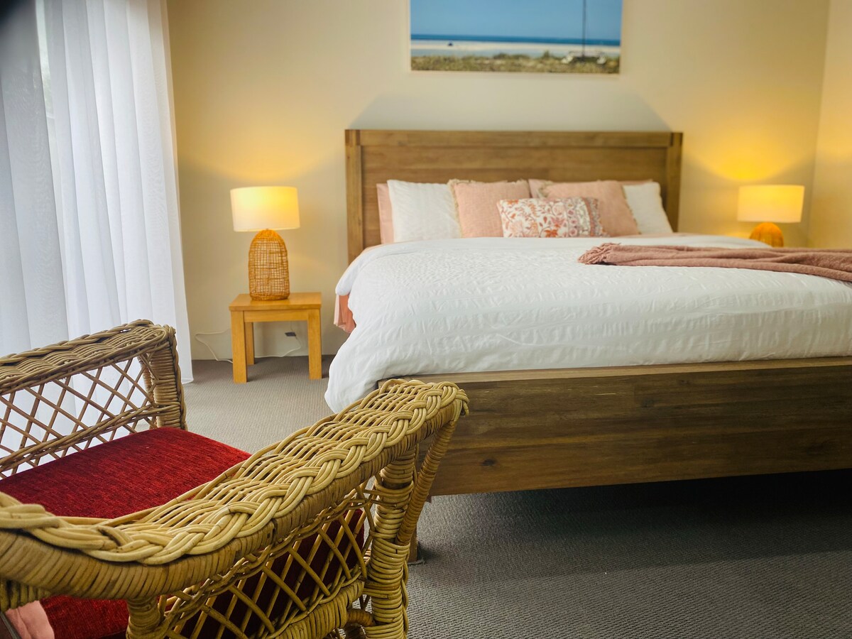 ห้องนอนใหญ่แสงสวยงามพร้อมประตูบานเลื่อนขนาดใหญ่