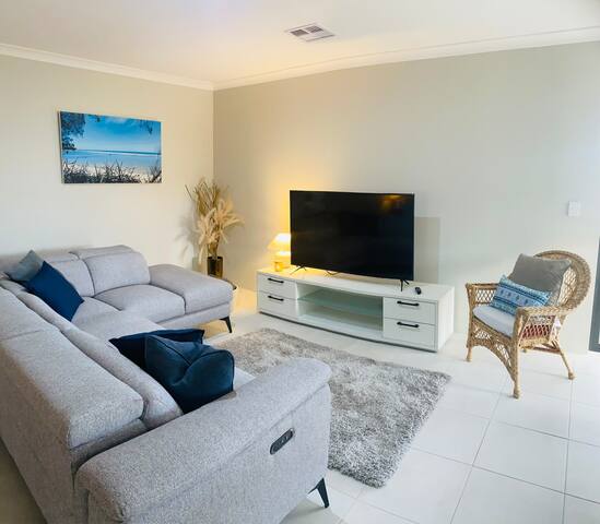 New stylish 5 Bed, 3 Bathroom – Busselton gallery image 5