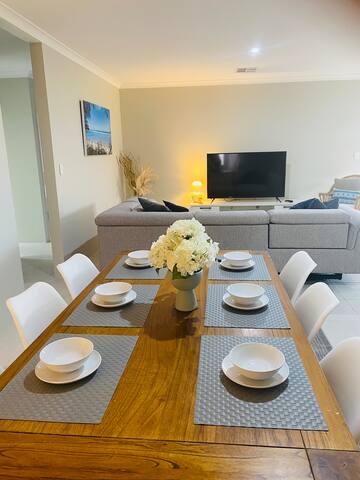 New stylish 5 Bed, 3 Bathroom – Busselton gallery image 3