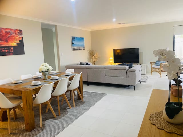 New stylish 5 Bed, 3 Bathroom – Busselton gallery image 2