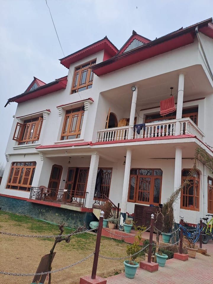 Affordable Luxury place to stay Houses for Rent in Srinagar, Jammu
