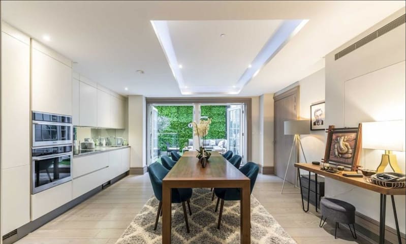 Luxury Central London Apartment 3BR / 3BTH gallery image 2