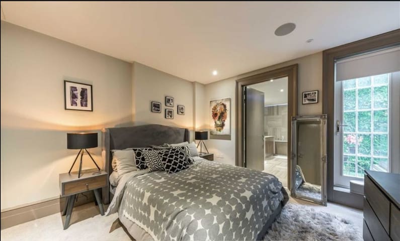 Luxury Central London Apartment 3BR / 3BTH gallery image 3