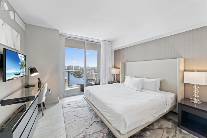 ادخل إلى غرفة النوم الرئيسية الفسيحة حيث يدعوك سرير بحجم كينج للاسترخاء. تفتح النوافذ الممتدة من الأرضية إلى السقف على شرفة ذات إطلالات على المياه، بينما يضمن الحمام الخاص داخل الغرفة توفير الراحة والملائمة طوال فترة إقامتك.