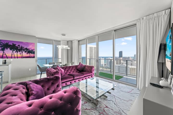 ✨أهلًا بك في رحلتك إلى ميامي! استمتع بالتصميمات الداخلية الراقية وإطلالات بانورامية على المحيط ووسائل الراحة في المنتجع مثل حمامات السباحة وصالة الألعاب الرياضية وخدمة الشاطئ. مزيج مثالي من الراحة والرفاهية في انتظارك.