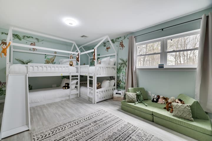 Kids won't leave- kids room has everything ! Sleeps 6 kids or adults. 