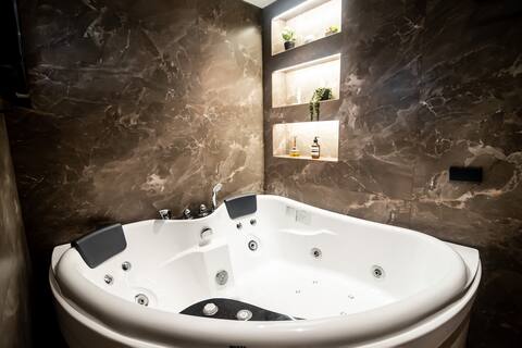Luxury 2BR w/ Indoor Jacuzzi & Scenic Views