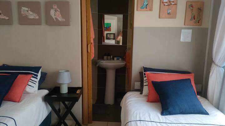 مراتب نظيفة ومريحة.  استحم بحمام داخلي