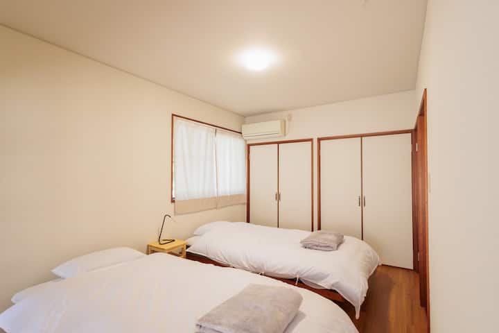 2-ри кат, спална соба од западната страна