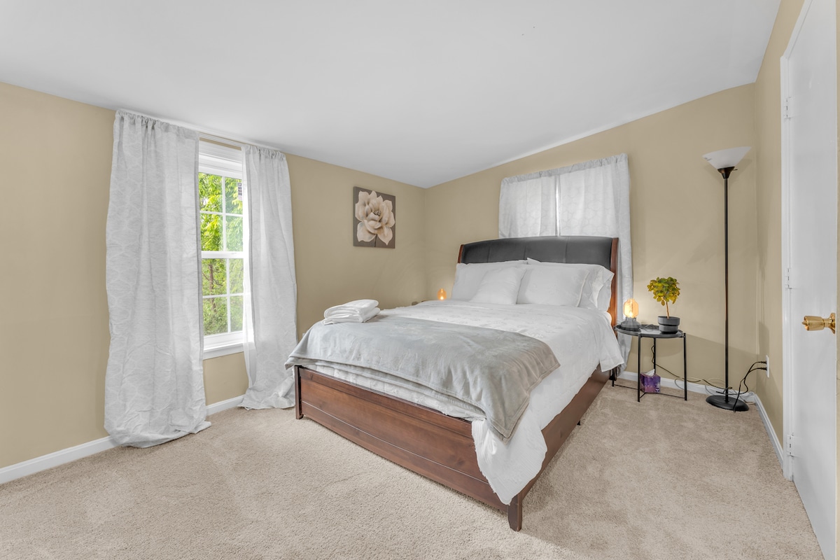 Udoban bračni krevet (160x200) s WC-om koji se nalazi u ovoj spavaćoj sobi za privatnu upotrebu. 