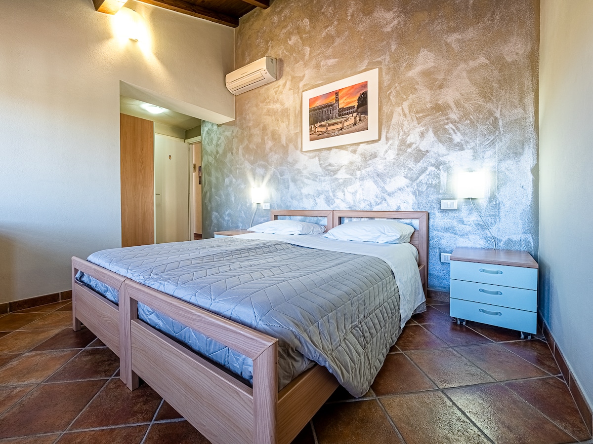 配备独立卫生间的主卧/双人房