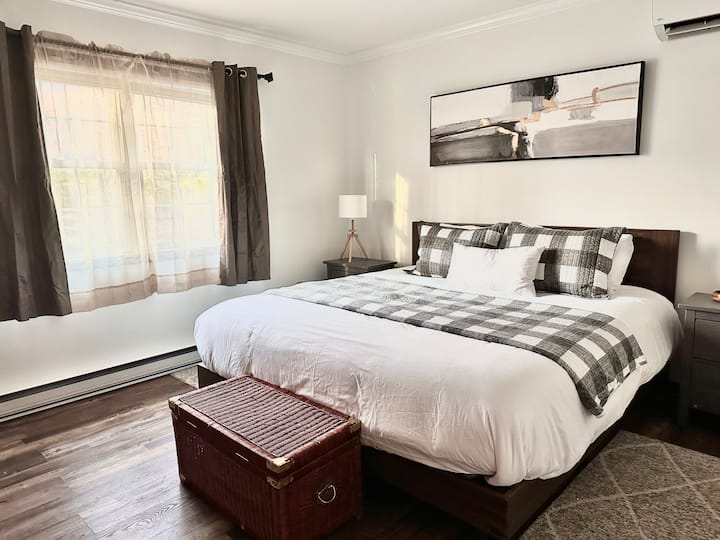 غرفة النوم الرئيسية في الطابق العلوي