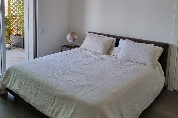 Spálňa s manželskou posteľou 
King