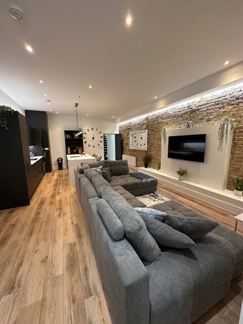Hamlet Court Apartment Flat 1B