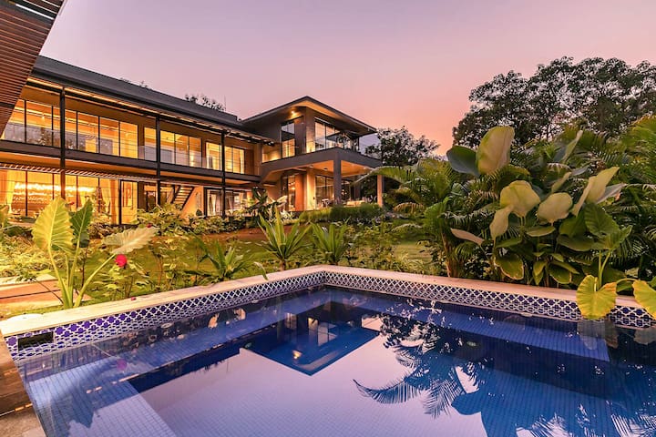 Lux Charcoal Villa by StayVista Pool, Foosball &TT