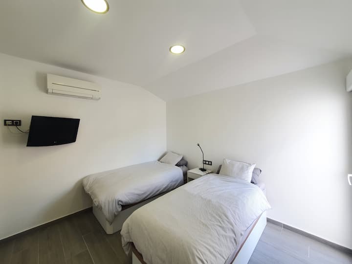 Втора спална соба, 2 единечни кревета, клима уред, телевизор