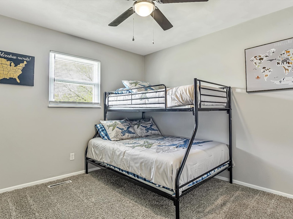 Chambre du 3e lit avec lits jumeaux sur un lit superposé complet et un lit jumeau supplémentaire. 