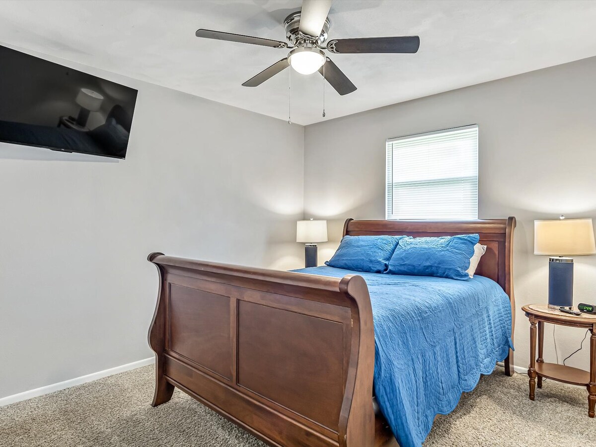 Chambre avec un lit queen size