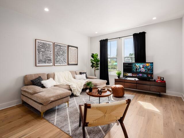 Luxury Living! 3-Story Home with Rooftop Patio! gallery image 3