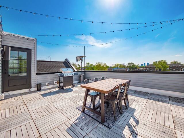 Luxury Living! 3-Story Home with Rooftop Patio! gallery image 2