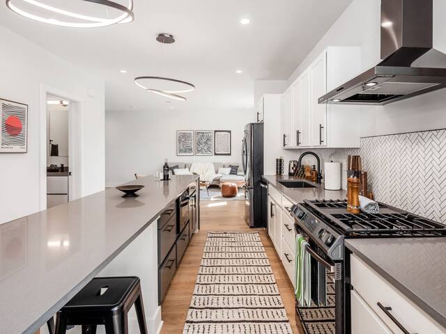 Luxury Living! 3-Story Home with Rooftop Patio! gallery image 4