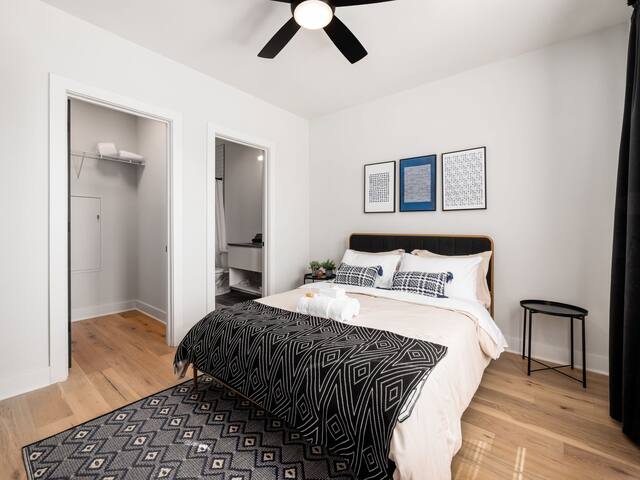 Luxury Living! 3-Story Home with Rooftop Patio! gallery image 5