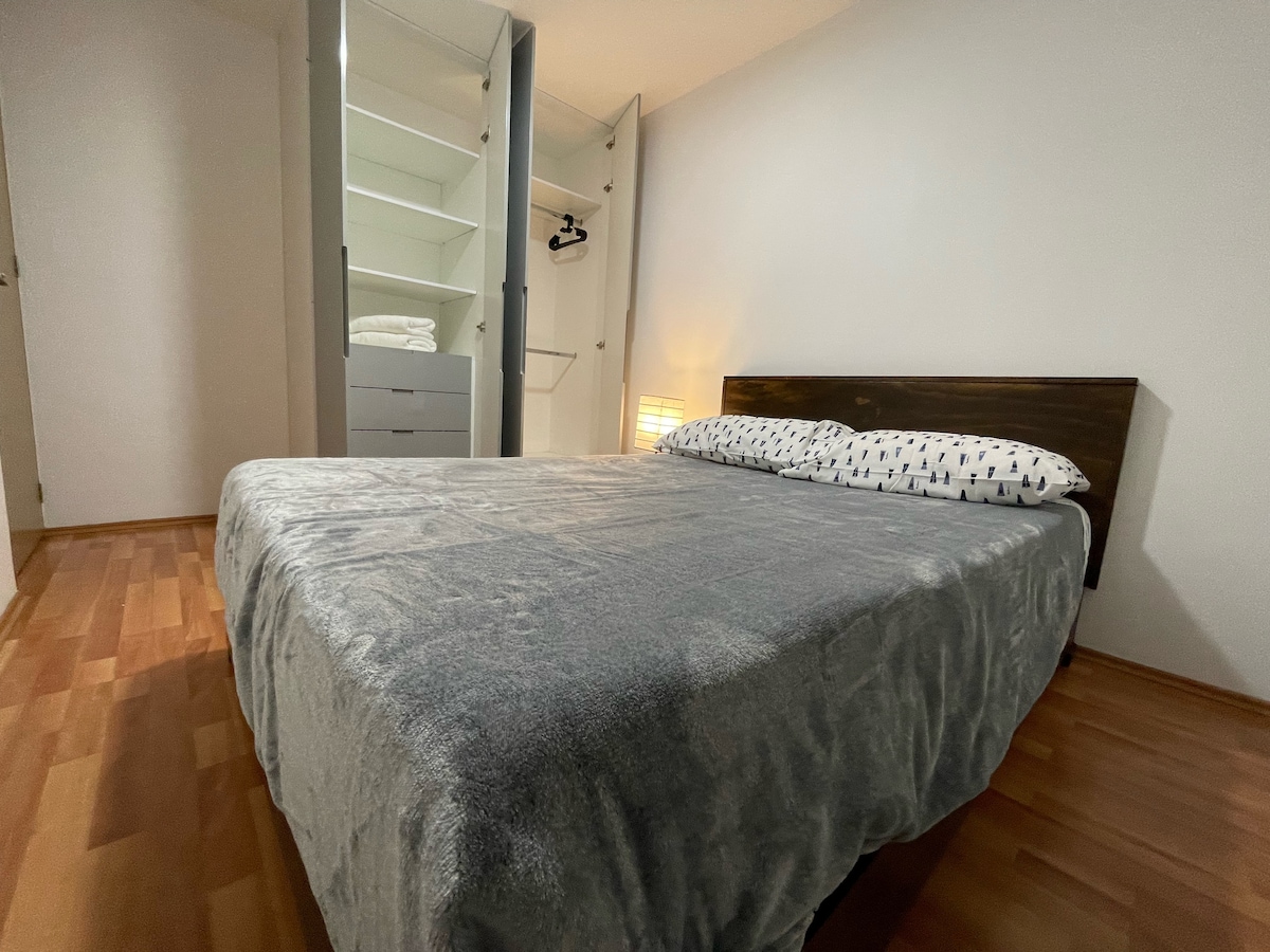 Главна спалня през нощта 