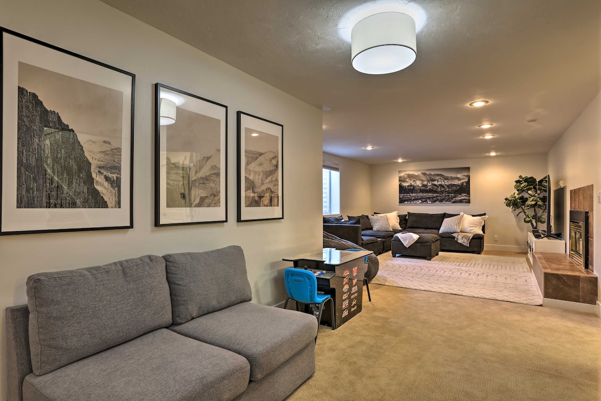 低层客厅配有组合式座椅和智能电视