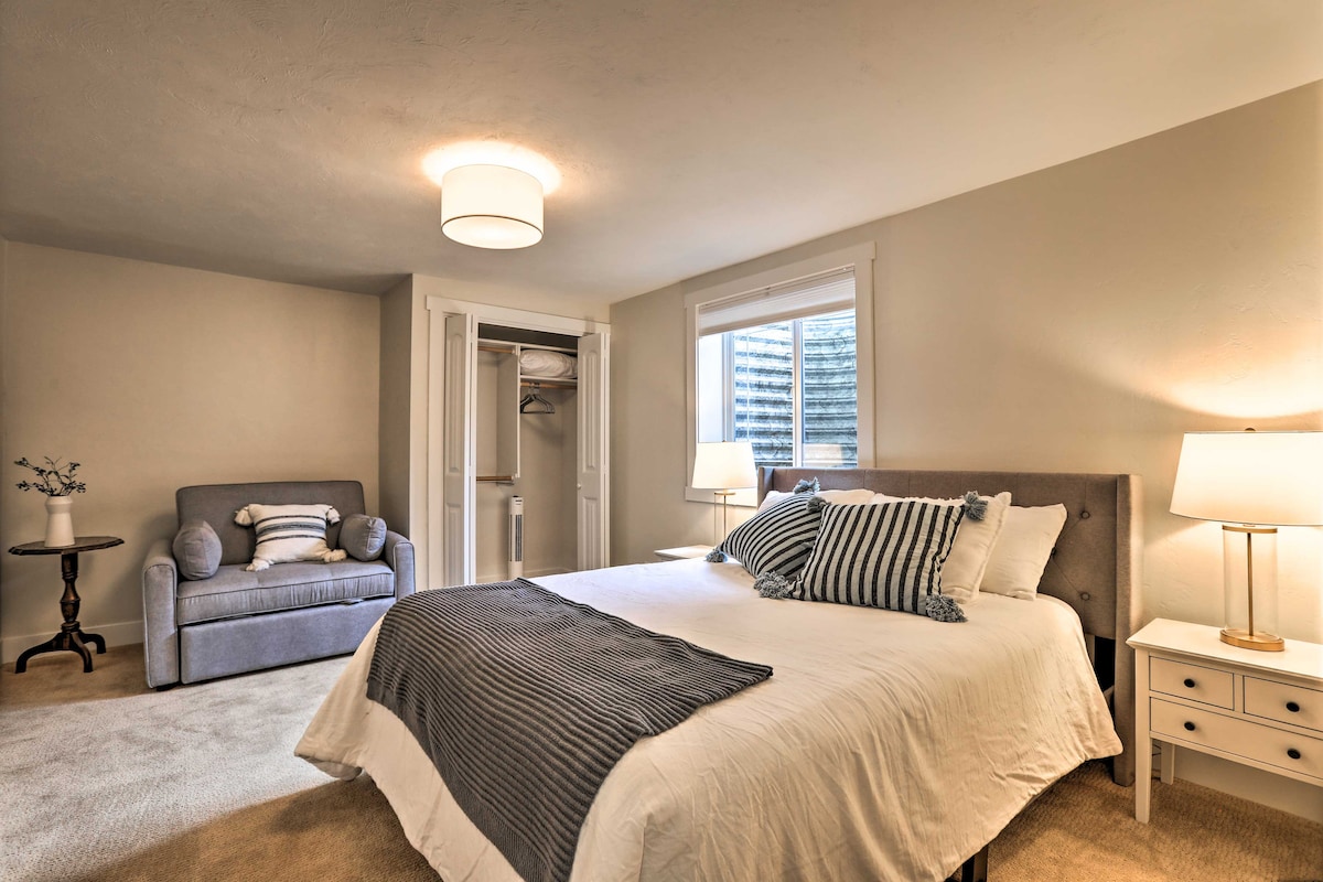 舒适的卧室，配有一张标准双人床和一张双人沙发床