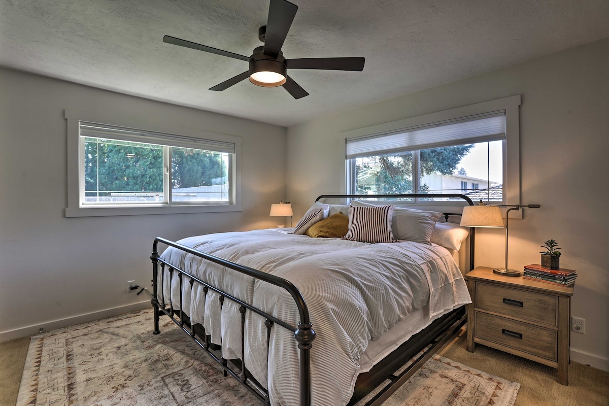 配有自然光和舒适床上用品的特大号卧室