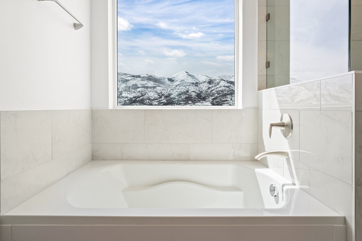Views! Hot Tub, 1GB Wi-Fi, media rm, 5 min to DV
