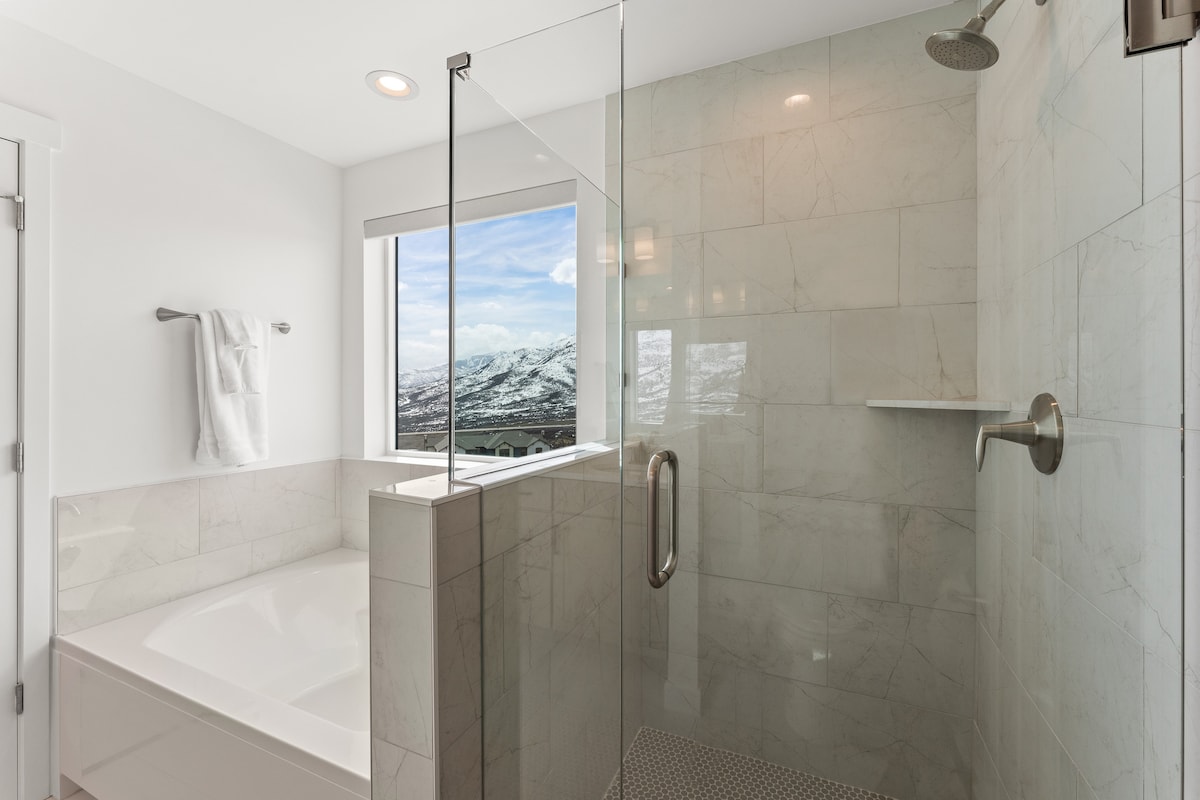 Views! Hot Tub, 1GB Wi-Fi, media rm, 5 min to DV