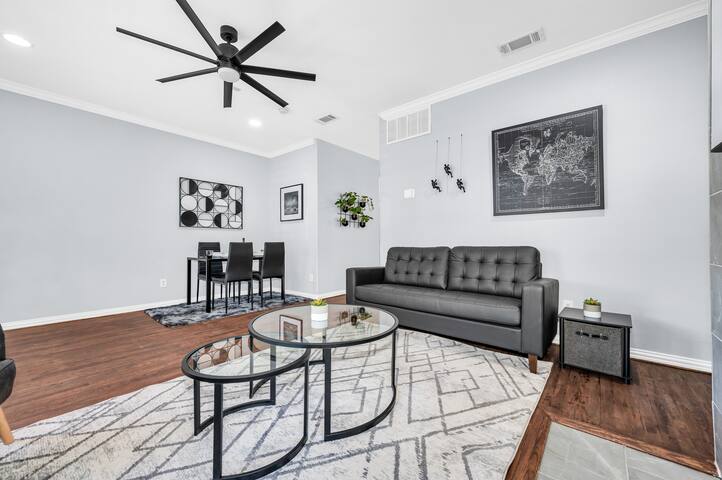 Highland Cottage – Central, Huge Yard + HOT TUB gallery image 5