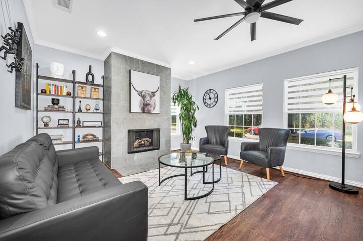 Highland Cottage – Central, Huge Yard + HOT TUB gallery image 3