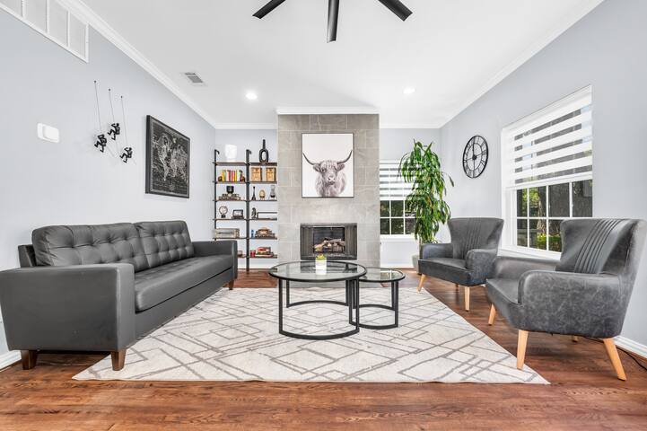 Highland Cottage – Central, Huge Yard + HOT TUB gallery image 4