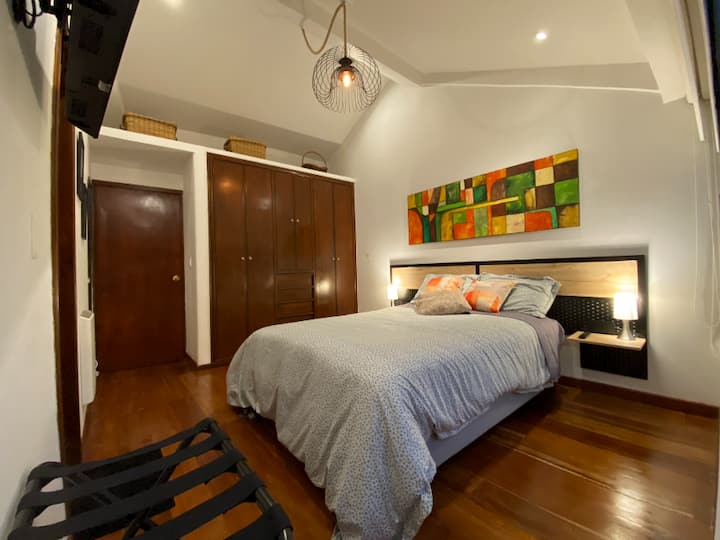 Chumba kilicho na kitanda aina ya Queen, kabati kubwa na bafu kamili