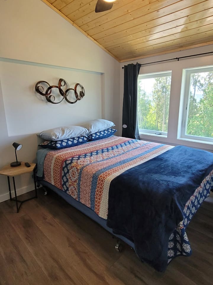 Dormitorio principal. Cama tamaño queen con cubierta de espuma viscoelástica.