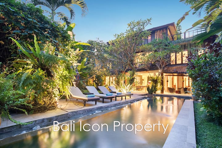 Famous Designer Villa - 5 Bedrooms - Amazing Staff - Ubud
