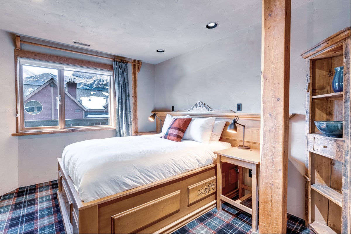 卧室# 1-标准双人床。欣赏山景。