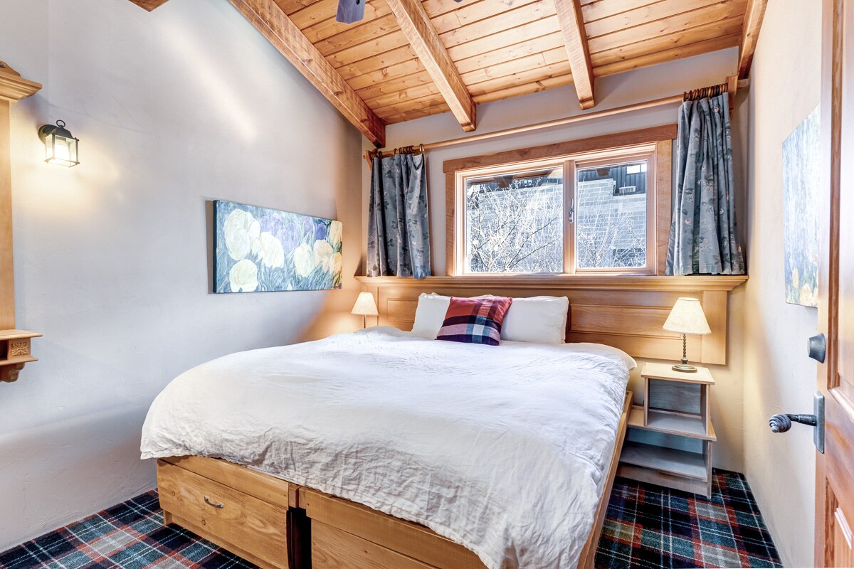 卧室# 2-加大双人床或应要求更换为2张单人床。