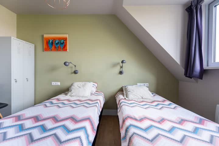 In de 3 ossen: 2-persoonskamer waar een 3e bed bijgeplaatst kan worden

(1 x 2 persoonsbed of 2 enkele bedden)

Maximaal 3 personen
