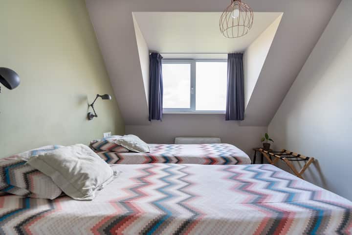 In de 3 ossen: 2-persoonskamer waar een 3e bed bijgeplaatst kan worden

(1 x 2 persoonsbed of 2 enkele bedden)

Maximaal 3 personen

