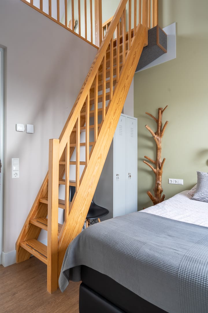 Familiekamer In de grazende os:
1 x 2 persoonsbed (of 2 enkele bedden) en boven op de vide (steile trap) nog 4 enkele bedden

Maximaal 6 personen