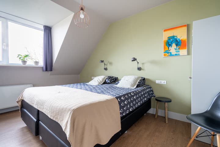 In de ossenkar: 2-persoonskamer waar een 3e bed bijgeplaatst kan worden

(1 x 2 persoonsbed of 2 enkele bedden)

Maximaal 3 personen