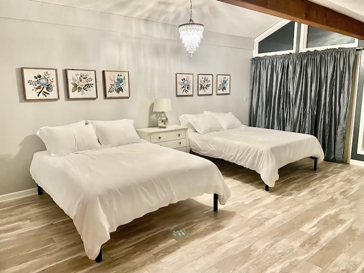 غرفة نوم في الطابق العلوي بسريرين كوين.