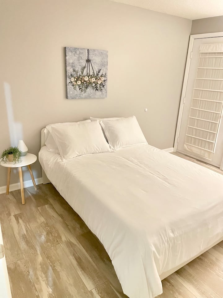 غرفة نوم في الطابق السفلي بسرير كامل/مزدوج. 