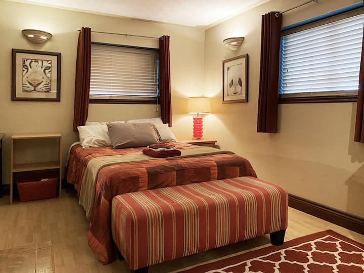 Chumba cha kulala #1 -Hii Mwalimu ni wasaa na sehemu yake ya kuishi ya kujitegemea.