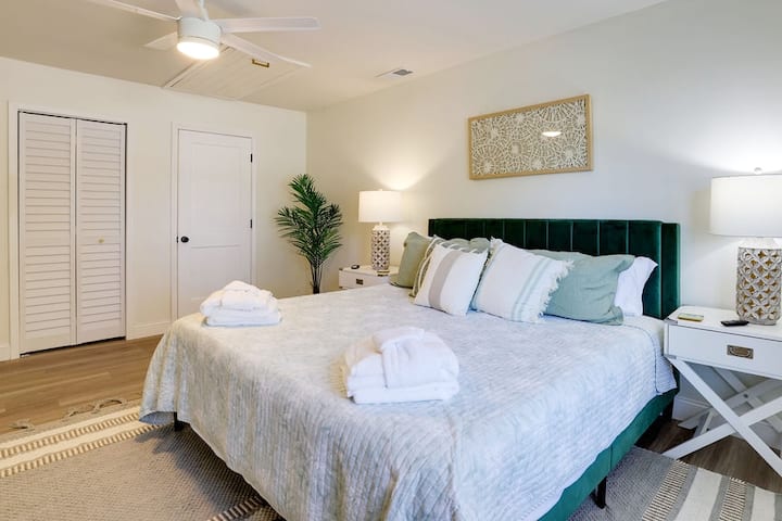 Kupaonica sa spojenom kupaonicom i ormar u glavnoj kupaonici.