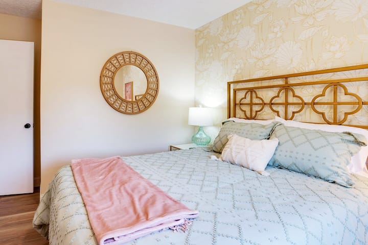 Bračni krevet (160x200) u jednoj od tri spavaće sobe na drugom katu.