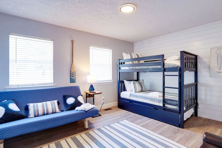 Vrlo velika spavaća soba na katu s krevetima na kat, pomoćnim krevetom i futonom pune veličine.  Odlično za čak i za odrasle!